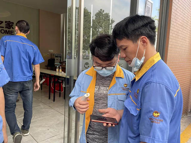 優秀的志愿者為員工進行操作指導