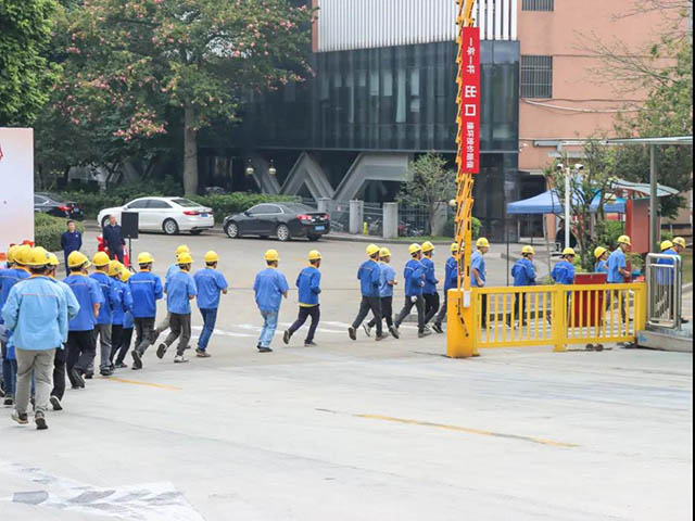 員工按照規定的路線進行快速疏散