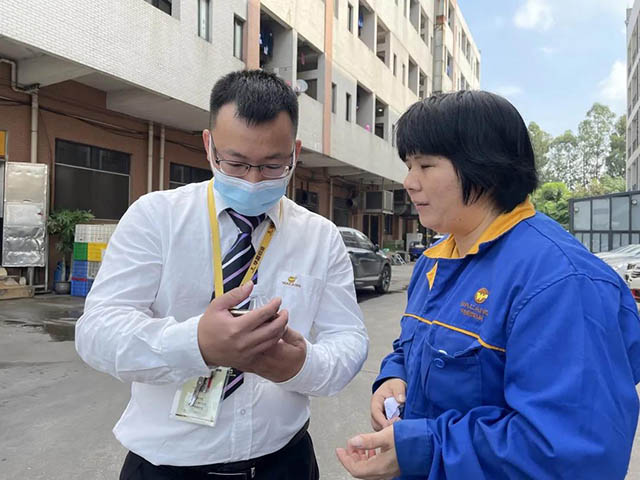 優秀的志愿者為員工進行操作指導