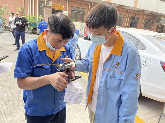 優秀的志愿者為員工進行操作指導