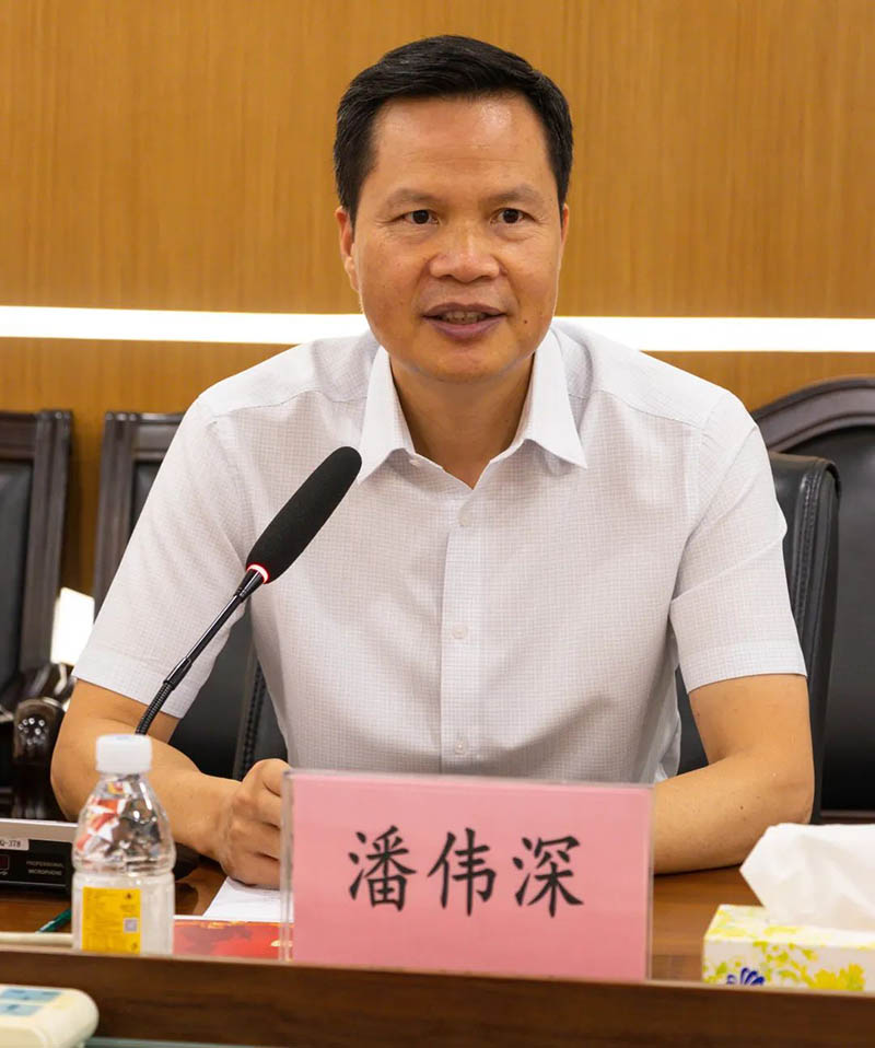 座談會上，潘董介紹了華昌集團的經營與生產情況，反映了企業的困難與需求。