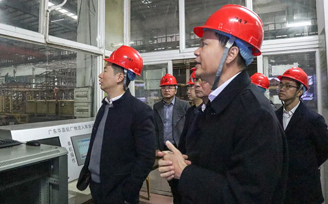公司領導熱情接待并帶領管副市長一行人參觀車間
